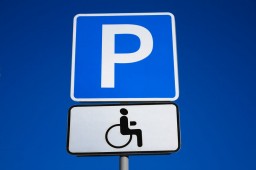 Более 30 автовладельцев привлечены к ответственности за парковку под знаком "Инвалид"