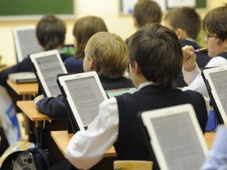 "Планшеты - не замена учебников, это дополнительный ресурс для обучения" - А. Ильясов