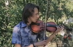 Кокшетауский скрипач: мне нравится играть для людей (ВИДЕО)
