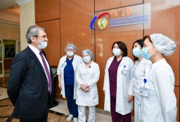 Казахстанские дипломаты вручили врачам путевки в санаторий "Окжетпес"