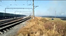 В Акмолинской области спасатели не допустили распространения огня к вагонам с серной кислотой
