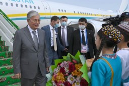 ​Мемлекет басшысы Қасым-Жомарт Тоқаев жұмыс сапарымен Түрікменстанға келді