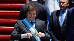«Денег нет». Хавьер Милей вступил в должность президента Аргентины и обещал стране шоковую терапию