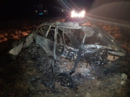 Два человека погибли в машине, которая вылетела в кювет и загорелась