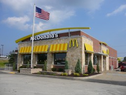 В США женщина на угнанном пикапе устроила дебош и попалась при заказе в McDonald's