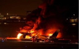 Пятеро человек погибли после столкновения самолетов в аэропорту Токио