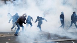 Полиция Парижа разогнала слезоточивым газом демонстрантов у посольства Ирана
