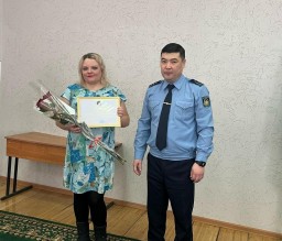 ​Полицейские наградили жительницу Кокшетау за активную гражданскую позицию и помощь ребенку