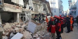 В Турции при землетрясении обрушились дома