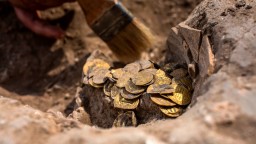 Суд в Великобритании признал сокровищем найденный в 2019 году клад из 627 монет