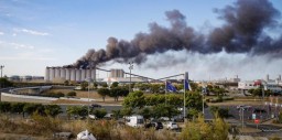 Во Франции загорелось зернохранилище