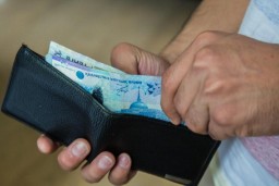 Житель Кокшетау показал кошелек незнакомцу и лишился денег