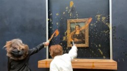 В Париже картину «Мона Лиза» облили супом. Шедевр не пострадал