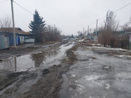 Разбитые дороги и непроходимая грязь: как живут люди на окраинах Кокшетау