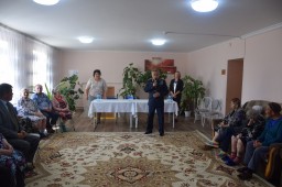 Полицейские с благотворительной миссией посетили Дом престарелых с. Дамса Шортандинского района