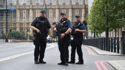 Британская полиция задержала мужчину с ножом у парламента