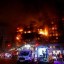 Пожарные в Испании пытаются спасти людей из охваченной огнем многоэтажки