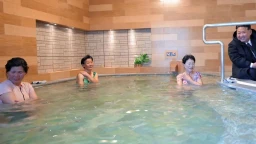 Ким Чен Ын пришел в баню: женщины смутились, мужчины прижались к стене Ким Чен Ын пришел в баню: женщины смутились, мужчины прижались к стене