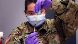 Военные врачи США разрабатывают "супервакцину" от всех возможных вариантов коронавируса