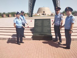 Сотрудники службы пробации акмолинского ДУИС почтили память жертв лагеря «АЛЖИР»
