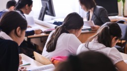 С января 2023 года заработная плата казахстанских учителей будет увеличена еще на 25%