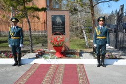 В Акмолинской области в честь судьи-фронтовика Дулата Толеутаева открыли мемориальную Доску памяти