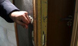 ​В Акмолинской области двое мужчин незаконно вторглись в дом к пенсионеру