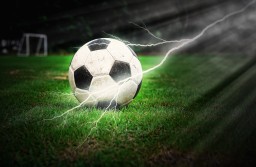 В Великобритании молния ударила в игравшего в футбол мальчика