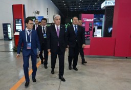 Токаев посетил выставку на международном технологическом форуме Digital Bridge
