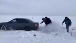 Рыбаков вызволили из снежного плена в Акмолинской области