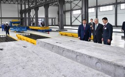 Глава государства посетил завод железобетонных изделий
