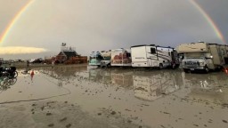 Посетители фестиваля Burning Man застряли в пустыне из-за проливных дождей. Один человек погиб