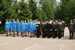 ​Акмолинские полицейские поздравили выпускников подшефных школ с окончанием учебного года