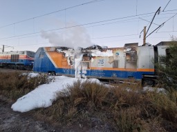 Двое сотрудников транспортной полиции помогли потушить пожар в поезде и эвакуировать пассажиров