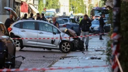 В итальянской Модене машина въехала в толпу, ранены восемь человек