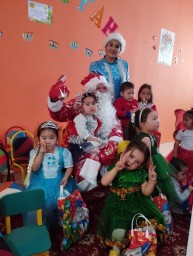 Акмолинский учитель уже 30 лет перевоплощается в Деда Мороза для детей села