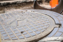 В Кокшетау двое мужчин украли крышку от люка и попали под камеры