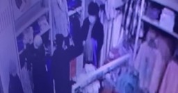 Воришка «засветился» на камере видеонаблюдения во время кражи в торговом доме в Кокшетау