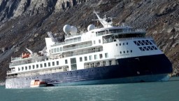 Круизный лайнер в Гренландии на три дня увяз в грязи. А несколько пассажиров заразились ковидом