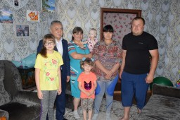 В Кокшетау полицейские с благотворительной миссией посетили подшефную многодетную семью