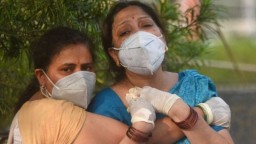 Как Индия оказалась в эпицентре коронавирусного цунами?