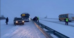 6-летний ребенок чуть не замерз в сломавшемся автобусе на трассе в Акмолинской области