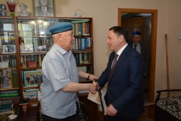 Аким Акмолинской области Ермек Маржикпаев посетил ветеранов Великой Отечественной войны