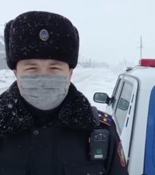 Машину с людьми вызволили из снежного заноса в Акмолинской области