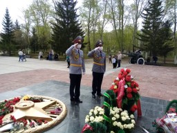 Сотрудники акмолинского ДУИС возложили цветы к Вечному огню в Степногорске