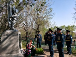 Сотрудники ДЧС Акмолинской области возложили цветы у братской могилы солдат ВОВ в Кокшетау