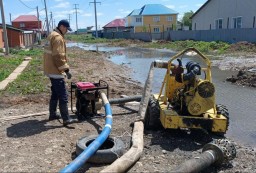 ​Акмолинские спасатели продолжают откачивать дождевую воду в селе Коянды Целиноградского района
