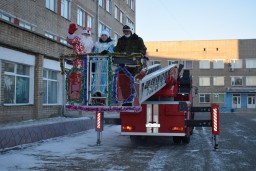 В Кокшетау пожарные поздравили детей областной детской больницы с наступающим Новым годом