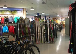 Спортивный костюм и лыжные перчатки украли из магазина в Кокшетау