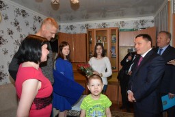 Аким Акмолинской области посетил многодетные семьи